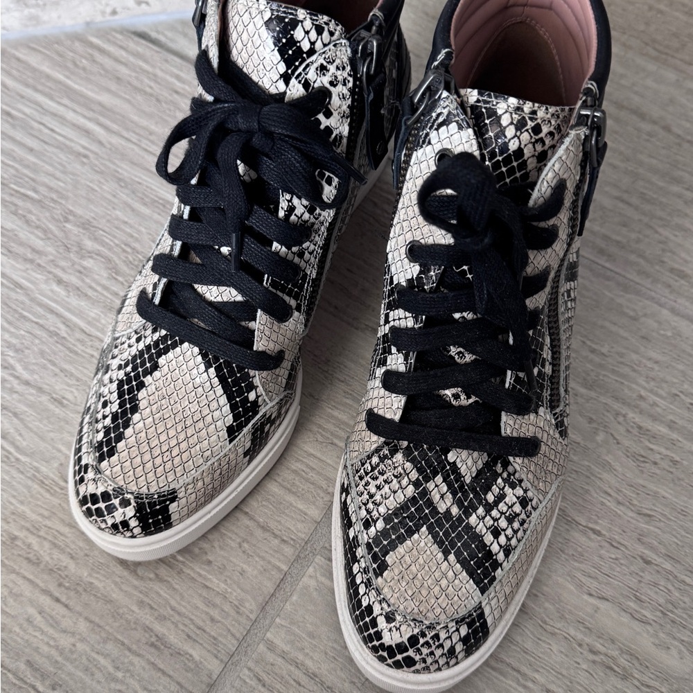 Black and White Snakeskin Women’s Shoes